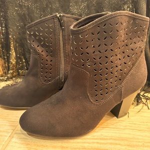 Women’s 3 in heel Cato ankle boots. Never worn